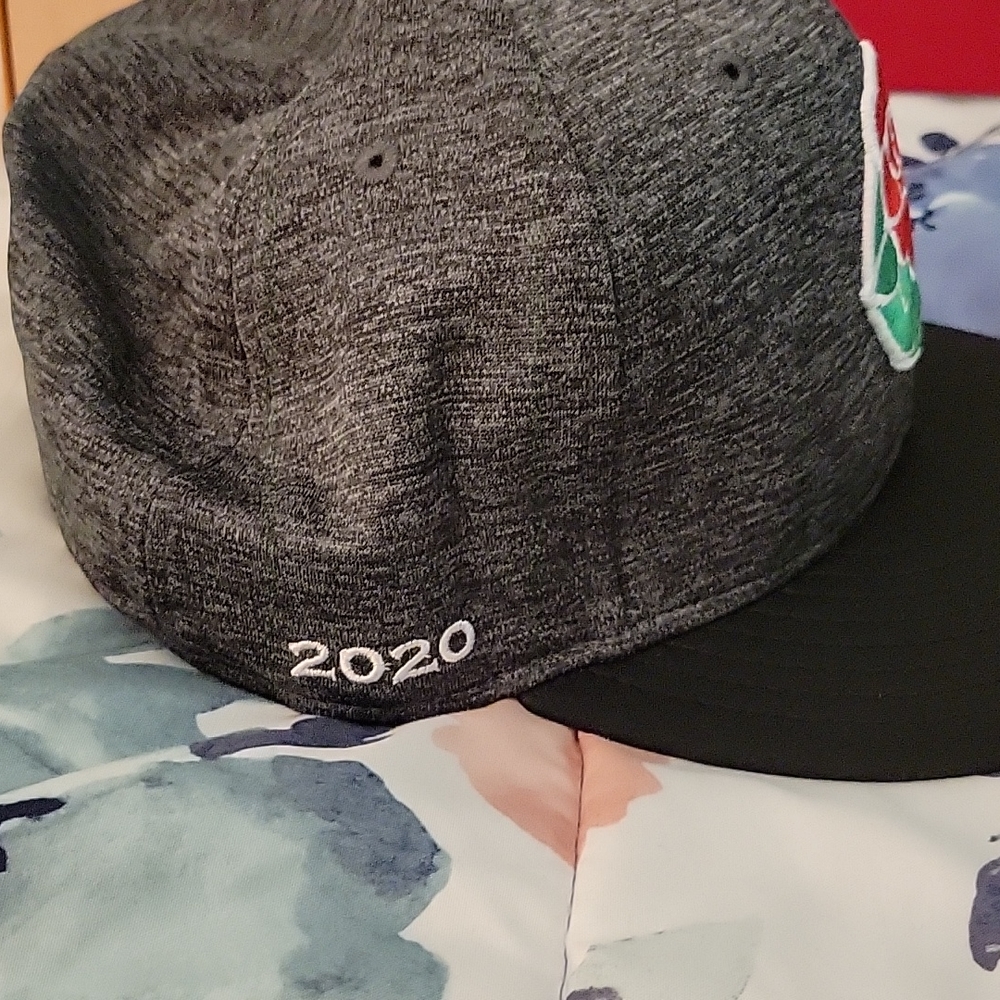 Snap back hat - Picture 2 of 3